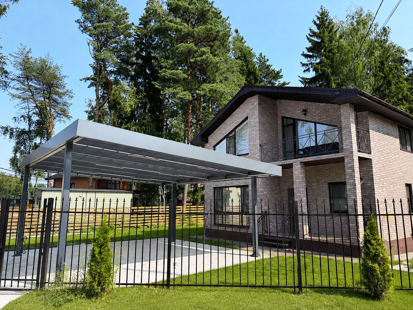 Навес в стиле хай-тек с тонким фризом